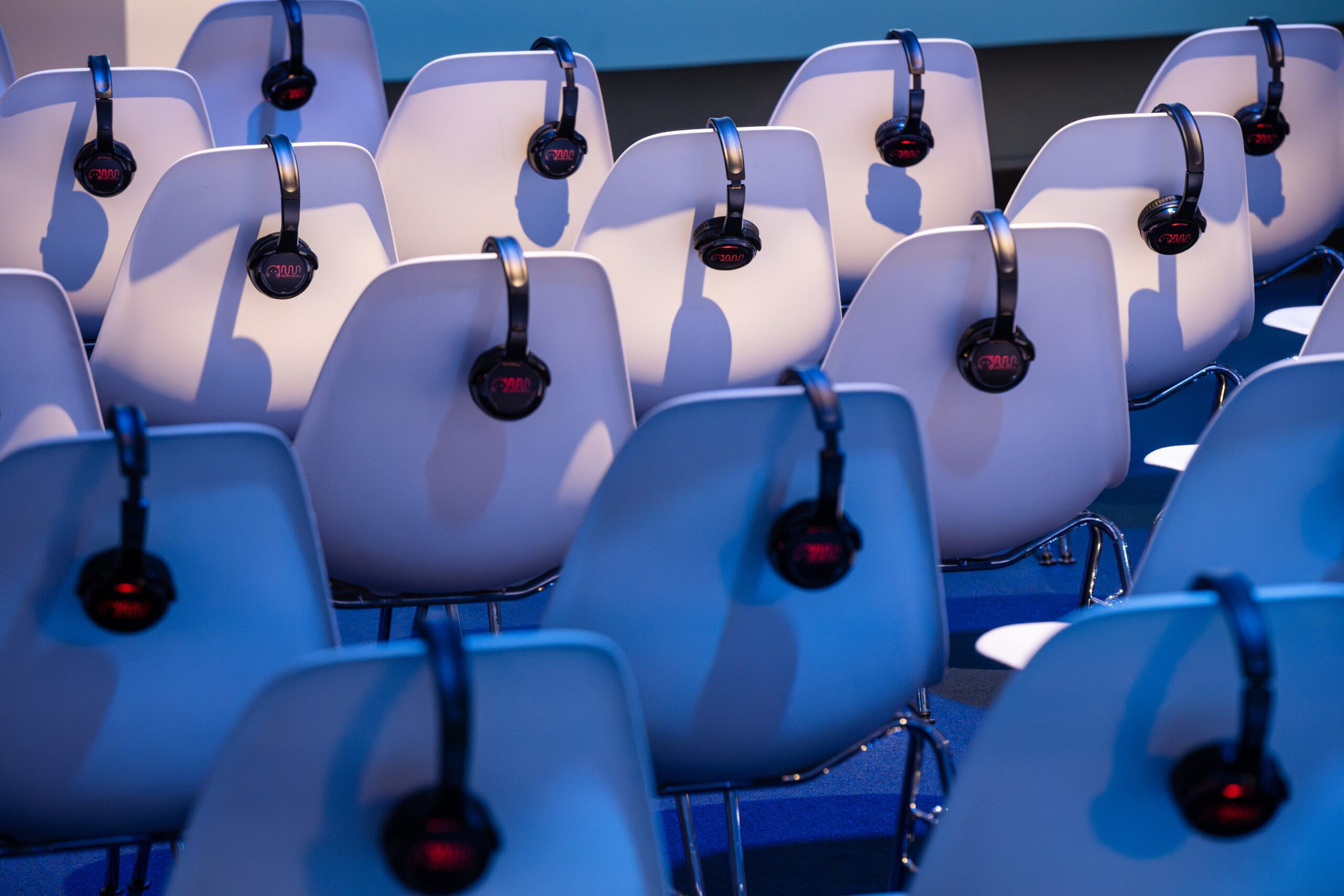 koptelefoons op congres in brussel