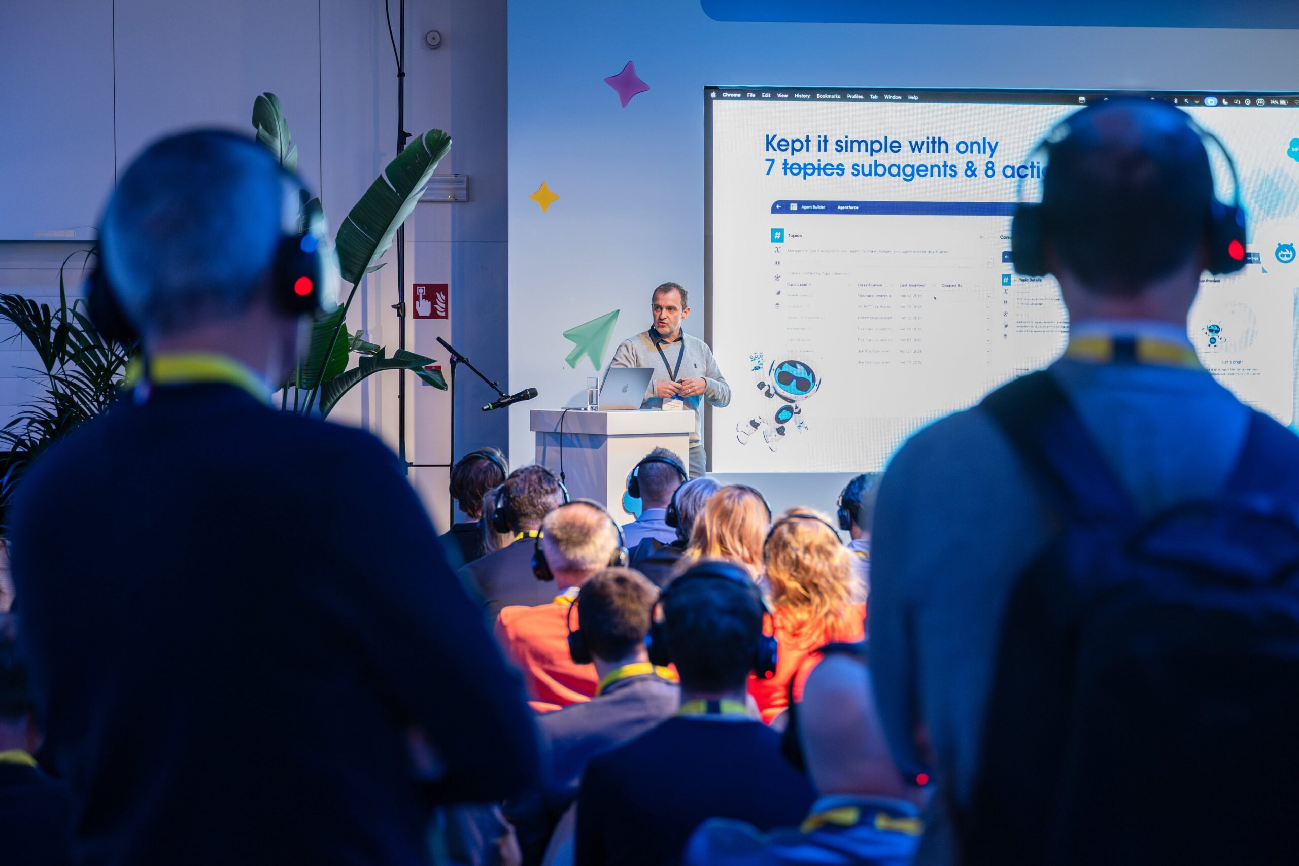 luisterend publiek en spreker op congres