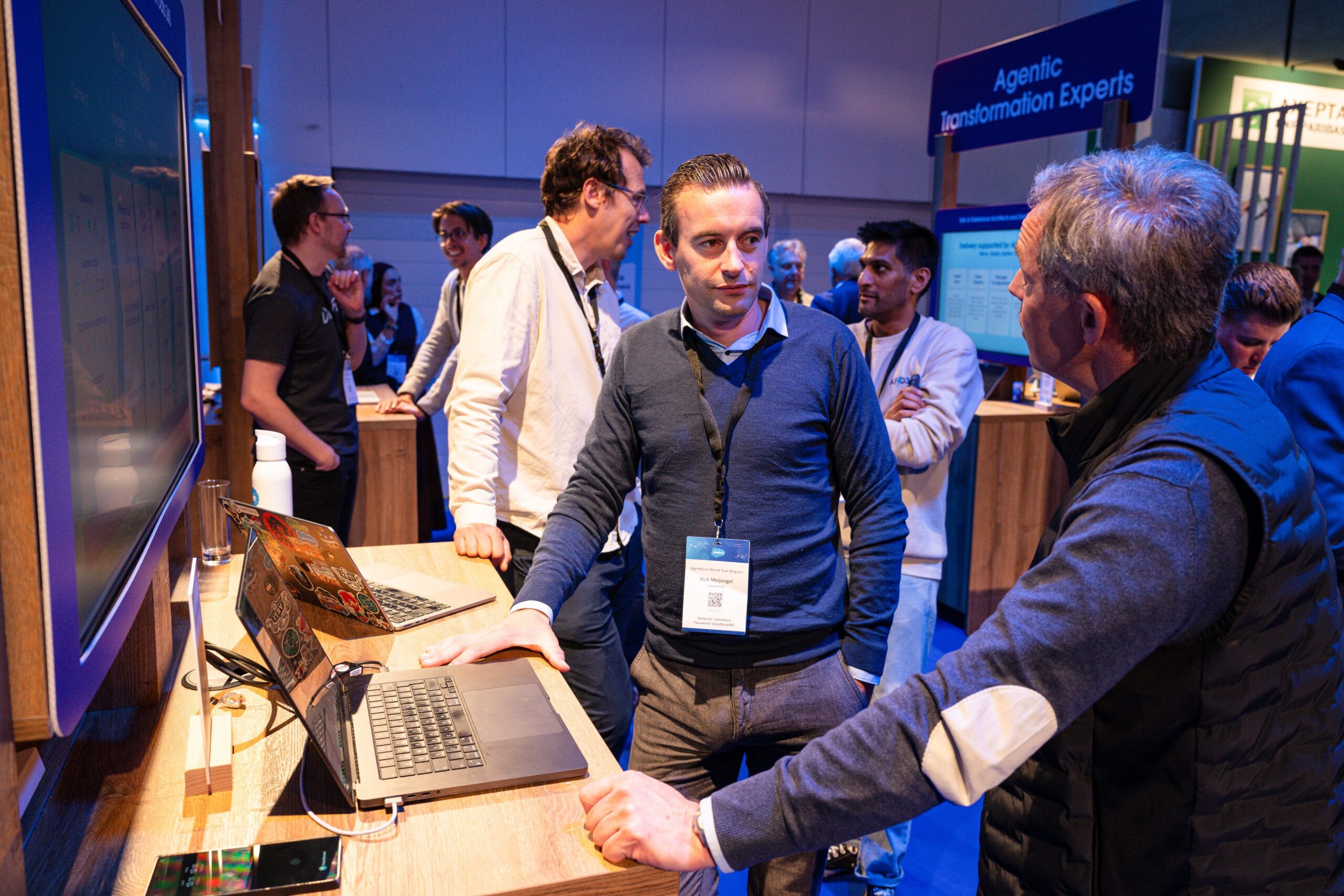 standhouders fotograferen op congres